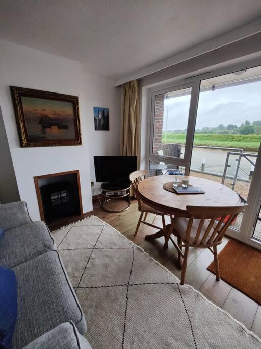Stunning 1 Bedroom Apartment Over Looking River Rye Exterior foto